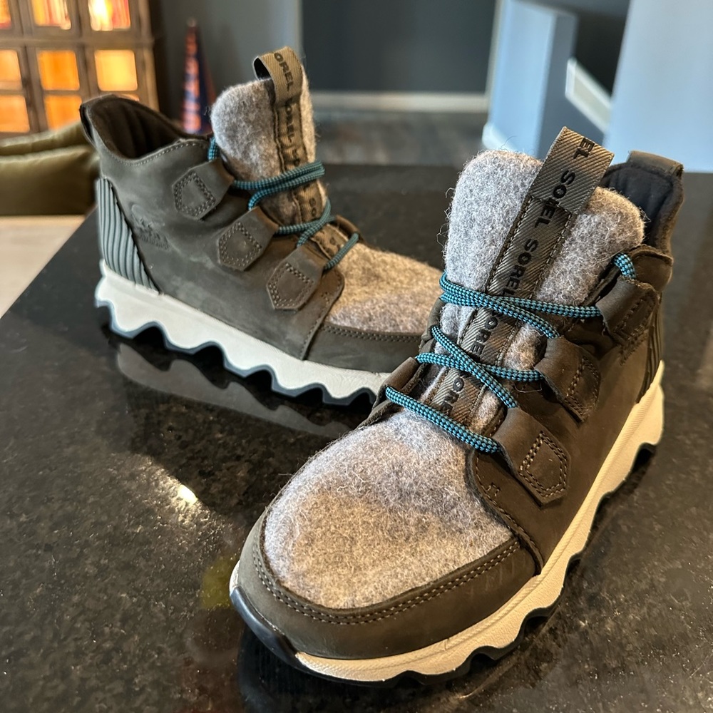 Sorel sz 6.5 Womens Kinetic Caribou Sneakers